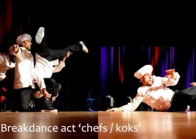 Openingsact diner met breakdansers verkleed als koks