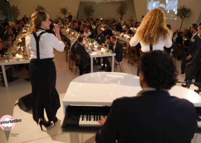 Singing waitresses the Flavourettes