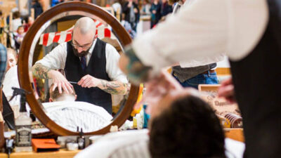 Mobiele barbier of schoenenpoetser inhuren op uw evenement