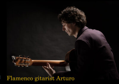 Spaanse gitarist Arturo, als flamenco gitarist solo of duo of trio