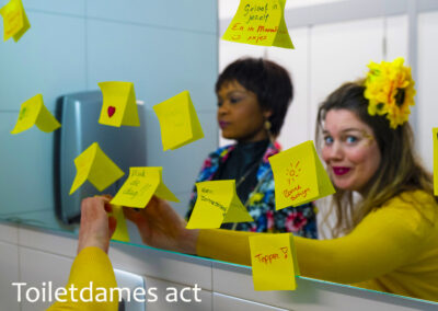 Toiletdames act, voor een gezellig toiletbezoek