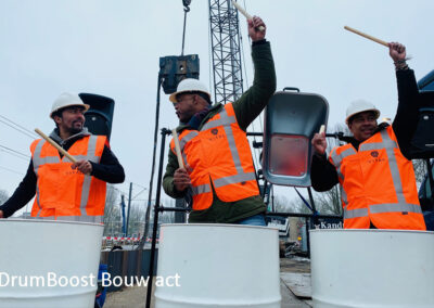 Percussie act bouw eerste paal slaan