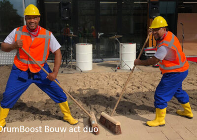 Percussie act bouw eerste paal slaan