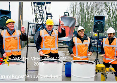 Percussie act bouw eerste paal slaan start bouw