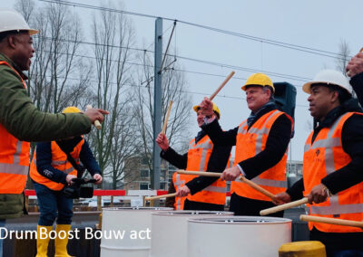 Percussie act bouw eerste paal slaan