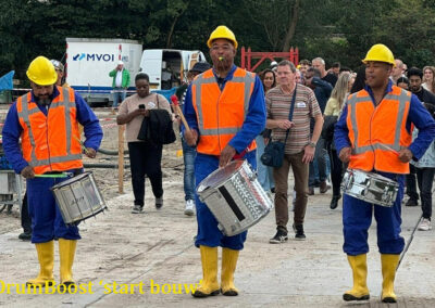 Percussie act bouw eerste paal slaan start bouw