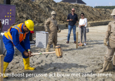 Percussie act bouw eerste paal slaan