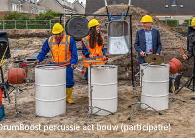 Percussie act bouw eerste paal slaan