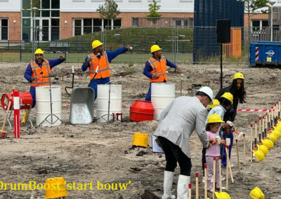 Percussie act bouw eerste paal slaan start bouw