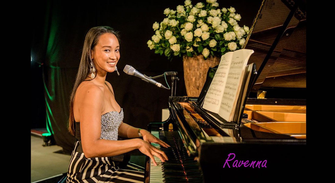 Zangeres-pianiste Ravenna zangeres Ravenna begeleidt zichzelf op piano