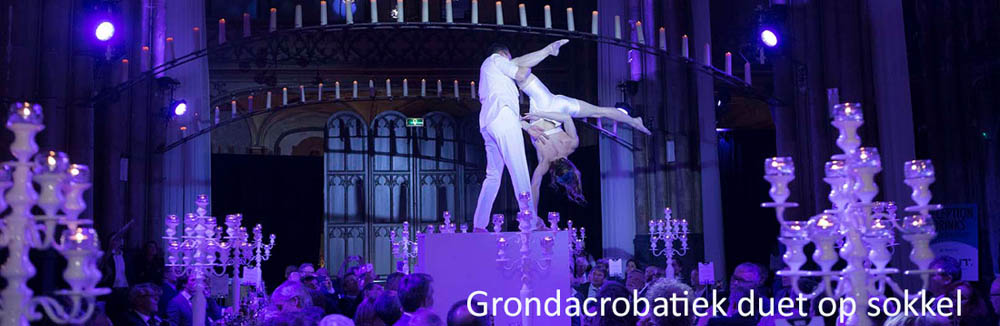 grondacrobatiek duet op sokkel