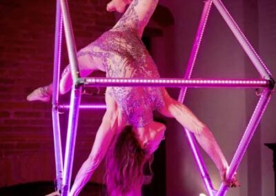 Grondacrobatiek act met LED cube