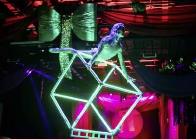 Grondacrobatiek act met LED cube 3