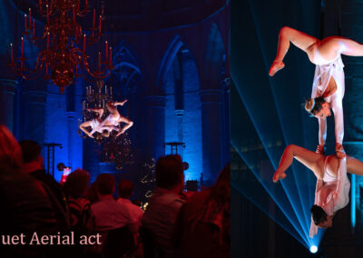 Luchtacrobaten aerial act in straps duet openingsact
