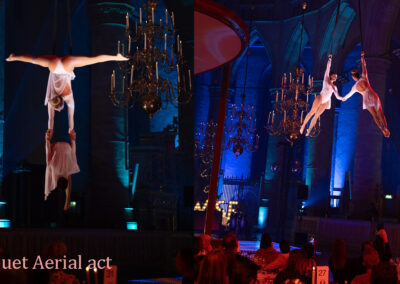 Luchtacrobaten aerial act in straps duet openingsact