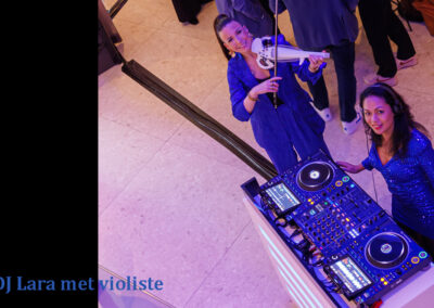 Vrouwelijke DJ Lara met elektrische violiste Daniëlle voor pop soul en lounge muziek tijdens receptie, feest, festival