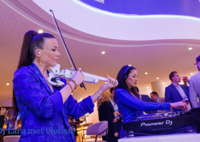 Vrouwelijke DJ Lara met elektrische violiste Daniëlle voor pop soul en lounge muziek tijdens receptie, feest, festival