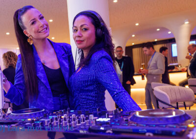 Vrouwelijke DJ Lara met elektrische violiste Daniëlle voor pop soul en lounge muziek tijdens receptie, feest, festival