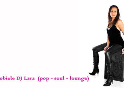 Rondlopende vrouwelijke DJ Lara met mobiele DJ booth voor pop soul en lounge muziek tijdens receptie, feest, festival