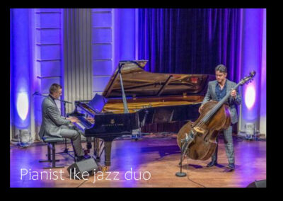 pianist Ike als jazz duo of trio met zangeres of contrabas of bugel