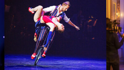Acrobatisch duet circus act op éénwieler
