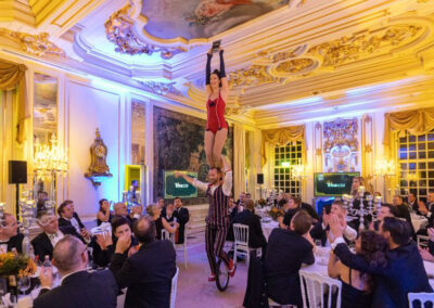 Bekend maken award winnaar Acrobatisch duet circus act op éénwieler
