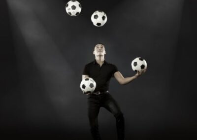 Jongleur, jongleren met voetballen